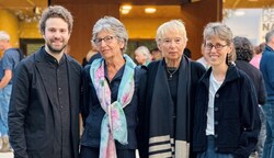 Die beiden Veranstalter Benjamin Herzl und Marlene Lübke-Ahrens jeweils außen am Bild. Cecily Corti kam mit buntem Schal, Catherine von Sydow blieb lieber klassisch. (Bild: Petra Rautenstrauch)