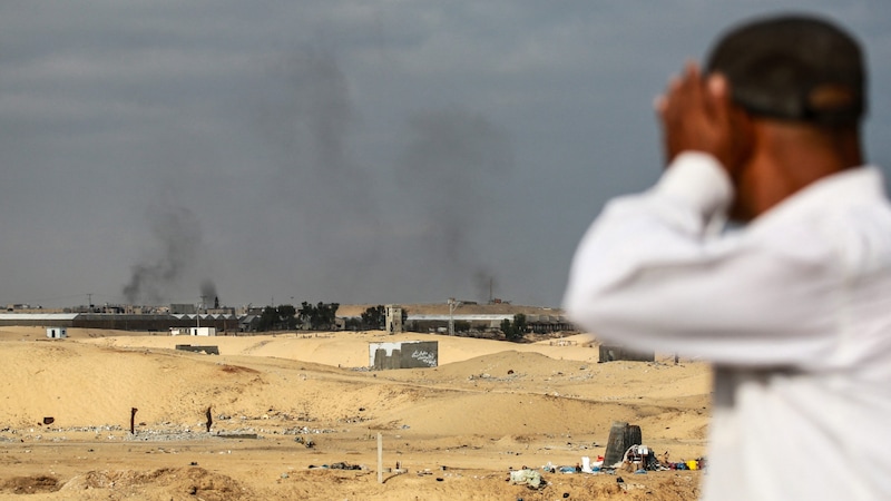 Smoke rises after Israeli bombardment. (Bild: APA/AFP/Bashar TALEB)