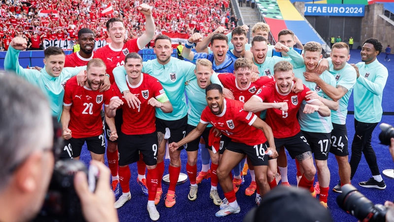 There was no stopping the ÖFB players after the final whistle. (Bild: AFP/Axel Heimken)