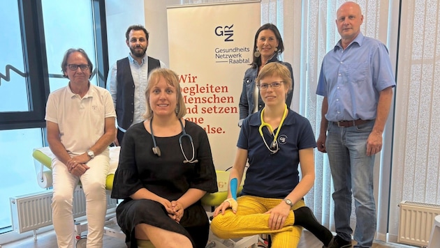 Internist Dr. Heimo Salzwimmer, Stadtrat Oliver Stangl, Ruth Ferschli vom Gesundheits- Netzwerk Raabtal, Bürgermeister Reinhard Deutsch und die beiden Jennersdorfer Hausärztinnen Dr. Hannah Hafner und Dr. Rosa Rogenhofer. (Bild: Carina Fenz)