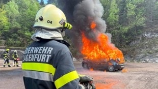 Die Feuerwehr Kalvarienberg demonstriert einen Löscheinsatz