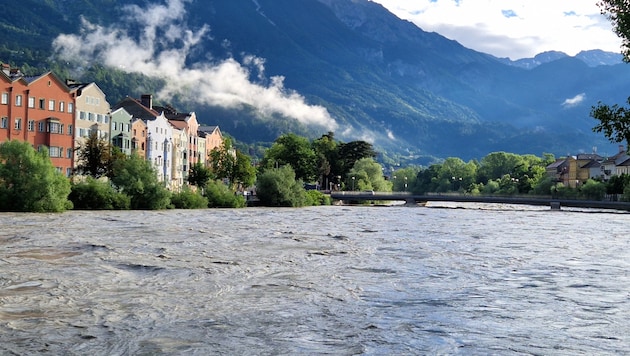 Innsbruck yakınlarındaki Inn, Cumartesi gecesi neredeyse 30 yıllık sel sınırına (HW30) ulaştı. (Bild: Rauth Hubert)