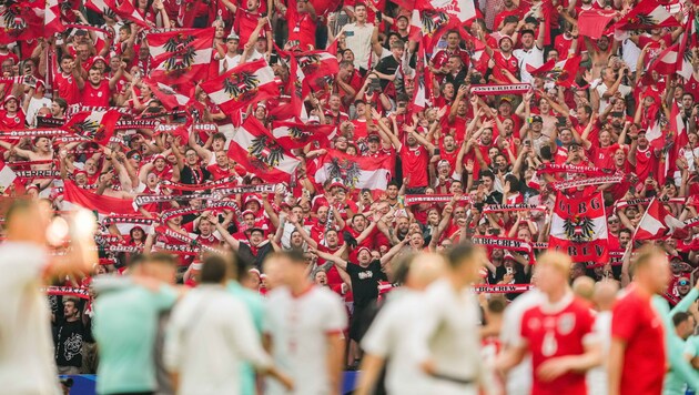 The Austrian fans were in a great mood, but one banner caused a stir. (Bild: GEPA pictures)