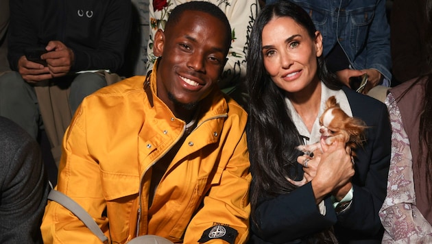 Demi Moore turtelte bei der Fashion Week in Paris mit Schauspieler Michael Ward. (Bild: APA/Vianney Le Caer/Invision/AP)