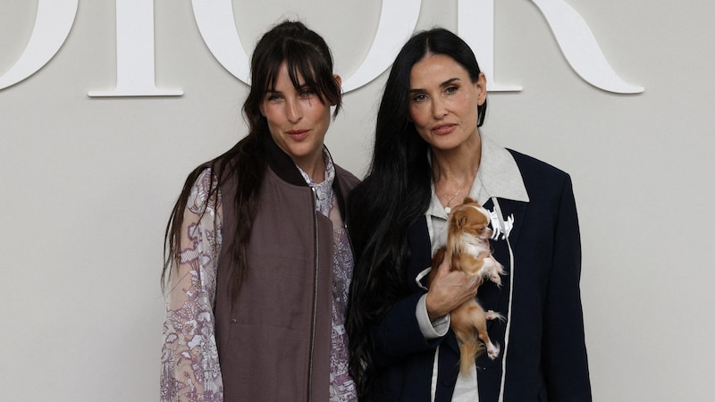 Demi Moore Paris'teki Dior defilesine kızı Scout Willis ve köpeği "Pilaf" ile katıldı. (Bild: APA/AFP/GEOFFROY VAN DER HASSELT)