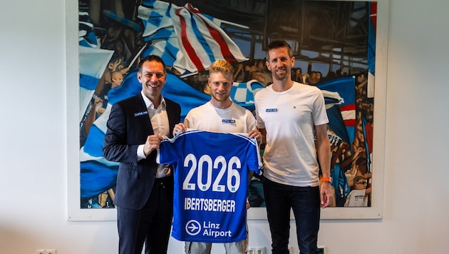 Lukas Ibertsberger mit Geschäftsführer Christoph Peschek (li.) und Christoph Schößwendter (re.). (Bild: FC Blau-Weiß Linz )