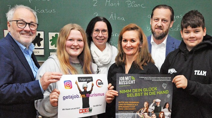 Mayrhofer und Gruber mit Schülern und Direktorin Karner sowie Coach Regina Ofner