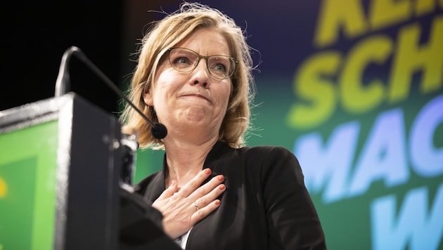 Leonore Gewessler klímavédelmi minisztert a lista második helyére választották, és dörgő tapsot kapott. (Bild: APA/TOBIAS STEINMAURER)