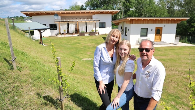 Toni Stock mit Familie vor dem neuen Zuhause, 550 Kilometer vom Tiroler Zillertal entfernt. (Bild: Birbaumer Christof)