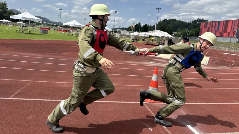 Beim Staffellauf kamen die Feuerwehr-Kameraden ins Schwitzen (Bild: Jennifer Kapellari)