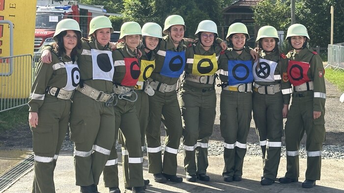 Die Damengruppe der des Bezirksfeuerwehrkommandos Bezirk Villach-Stadt kurz bevor sie dran ...