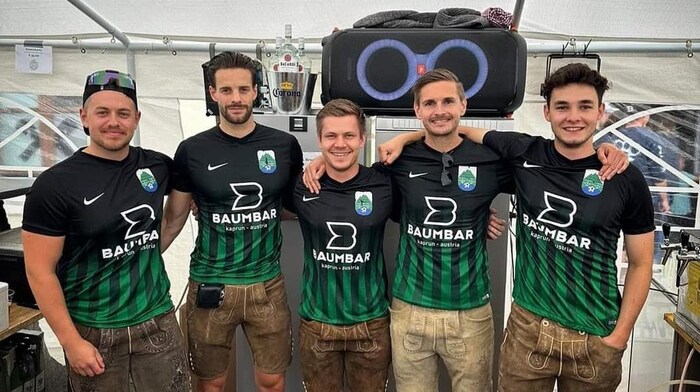 Beim Brucker Dorffest: Jonas Neumaier, Matthias Rachelsperger, Philipp Gerhold, Johann ...