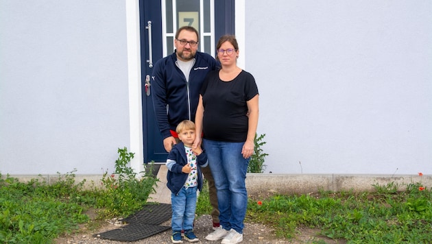 Benjamin Umathum und Anna Kummer mit ihrem Sohn. Das zweite Baby soll in rund zwei Monaten kommen. „Wir wissen nicht, wie wir die 30.000 Euro bezahlen sollen“, sind sie verzweifelt. (Bild: Charlotte Titz)