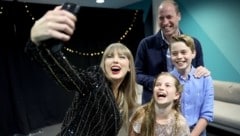 Royale „Swifties“ treffen ihr Idol: Prinz William, Prinz George und Prinzessin Charlotte posierten mit Taylor Swift für ein Selfie. (Bild: twitter.com/KensingtonRoyal)