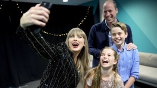 Royale „Swifties“ treffen ihr Idol: Prinz William, Prinz George und Prinzessin Charlotte posierten mit Taylor Swift für ein Selfie. (Bild: twitter.com/KensingtonRoyal)