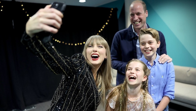 Royal "Swifties" meet their idol: Prince William, Prince George and Princess Charlotte posed for a selfie with Taylor Swift. (Bild: twitter.com/KensingtonRoyal)