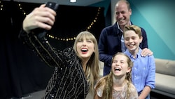 Royale „Swifties“ treffen ihr Idol: Prinz William, Prinz George und Prinzessin Charlotte posierten mit Taylor Swift für ein Selfie. (Bild: twitter.com/KensingtonRoyal)