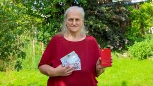 Sieglinde St. mit dem alten Schilling-Sparbuch, das ihren Großeltern gehörte