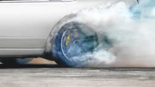 Ordentlich Gummi gaben die Burschen mit fremden Autos auf einem abgesperrten Areal.