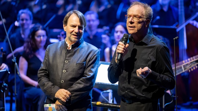 "Make music not war" appealed Alfredo Bernardini (pictured right with Styriarte director Mathis Huber) at the beginning of the concert (Bild: Nikola Milatovic)