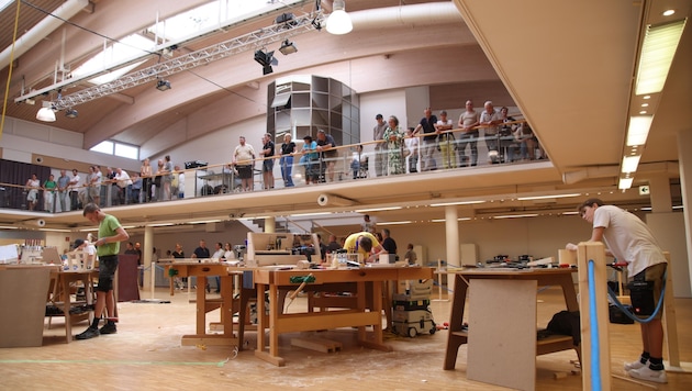 Von allen vier Seiten der Galerie sahen Mütter, Väter und Arbeitskollegen ihren Kandidaten in der Brandbox zu. (Bild: Tröster Andreas)