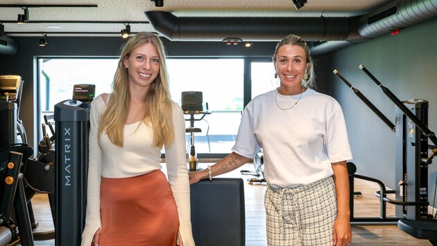 ennifer Franic-Reitzer und Jessica Leitner-Reitzer (von links) wuchsen im elterlichen Hotel auf und haben es komplett umgekrempelt. (Bild: Roland Hölzl)