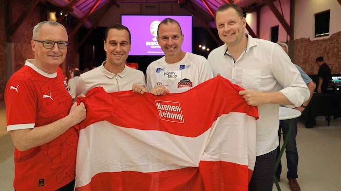 „Krone“-Chefredakteur Klaus Herrmann (li.) und „Steirerkrone“- Sportchef Georg Kallinger (re.) begrüßten Mario Haas und Michael Liendl.