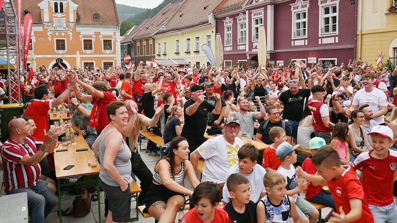 Jubel am Kapfenberger Hauptplatz in der „Krone“-Fanzone. (Bild: Manfred Wegscheider)