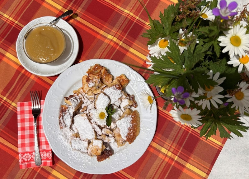 Stets ein Klassiker auf der Sommeregger Hütte zur Stärkung für Wanderer: Kaiserschmarren mit Apfelkompott.  (Bild: Zwickl)