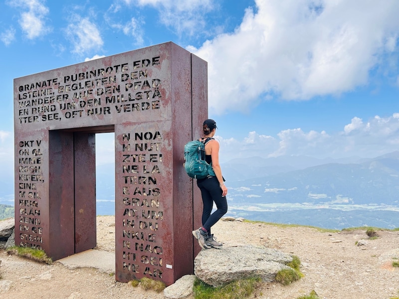 Das „Granattor“ als Monument. Der mächtige Durchgang, dessen Pfeiler mit Tonnen von Gestein gefüllt sind, erinnert an das größte Granatvorkommen Europas. (Bild: Zwickl)