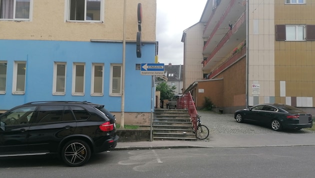 A hátborzongató jelenetek egy Graz-Gries-i lakótelep hátsó udvarán játszódtak le. (Bild: Krisper Monika/Krone KREATIV)