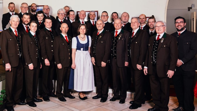 Choir director Caroline Gritzner with her 25 singers. (Bild: Mgv 1834 Gmünd)