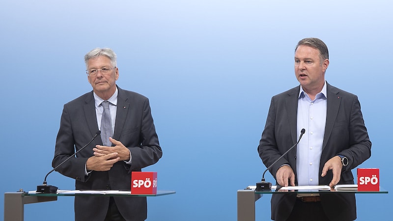 SPÖ-Bundesobmann Andreas Babler mit Kärntens SPÖ-Landeshauptmann Peter Kaiser bei der Präsentation der Asyl-„Nachschärfungen“ (Bild: APA/ALEX HALADA)