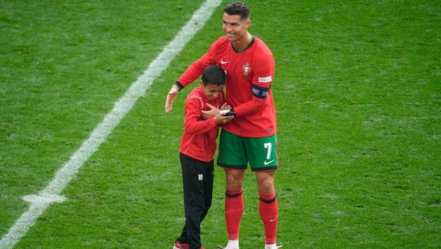 Ronaldo und ein junger Fan – es war sofort ein „Match“. Nur nicht für die UEFA. (Bild: AP)