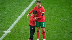 Ronaldo und ein junger Fan – es war sofort ein „Match“. Nur nicht für die UEFA. (Bild: AP)