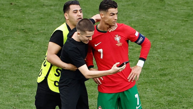 Cristiano Ronaldo liebt seine Fans, aber die Flitzer bei der EURO nerven ihn mittlerweile komplett. (Bild: AFP)