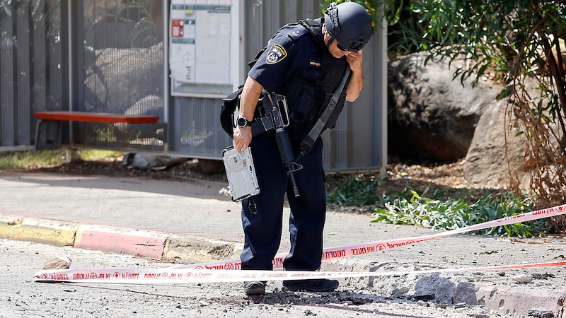 Güvenlik güçlerinin bir üyesi İsrail'in kuzeyinde bir Hizbullah roketinin düştüğü yeri inceliyor. (Bild: APA/AFP/Jalaa MAREY)