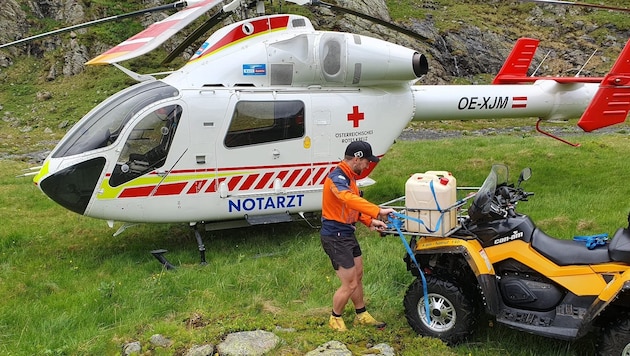 Mountain rescuers brought fuel to the Landawirsee hut with the help of a quad bike. (Bild: Krone KREATIV/Bergrettung)