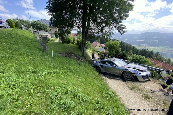 Der Porsche wurde stark beschädigt. 