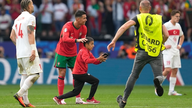 Der zehnjährige Berat ergatterte ein Foto mit Ronaldo. (Bild: AP/Darko Vojinovic)