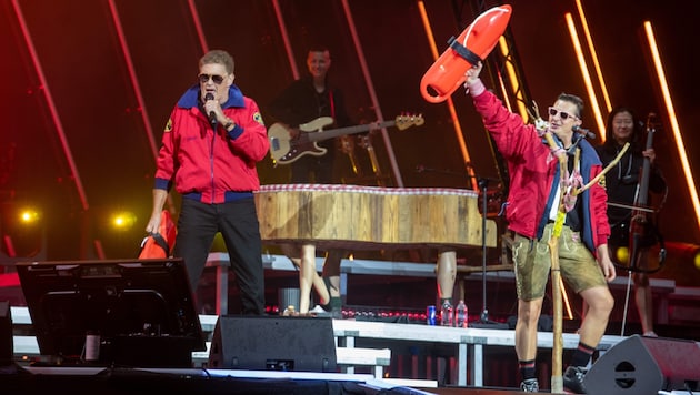 A 71 éves amerikai sztár ("Baywatch", "Knight Rider") a színpadra lépett a megfelelő stílusban, piros "Baywatch" kabátban, napszemüvegben és egy mentőcsónakkal a kezében. (Bild: picturedesk.com/Stefan Puchner / dpa / picturedesk.com)