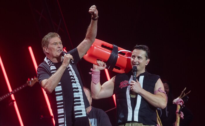 Hasselhoff Gabalier ile birlikte üç şarkı söyledi