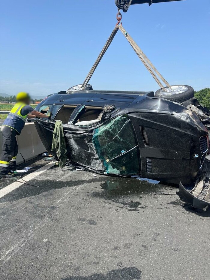 Araç düzeltildikten sonra çekiciyle götürüldü.