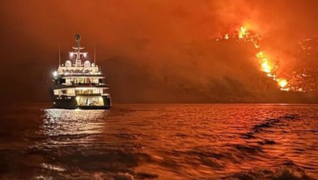 The fire department shared this photo of the fire on Hydra, which broke out because fireworks had been set off on a yacht. (Bild: facebook.com/epoxikoipirosvestes)