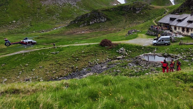 Kurtarma helikopterinin yanı sıra Tamsweg ve Schladming dağ kurtarma ekipleri, "Libelle Quebec" polis helikopteri ve Tamsweg ve Liezen Alp Polisi de görevlendirilmiştir. (Bild: APA/BERGRETTUNG TAMSWEG/KOCHER)