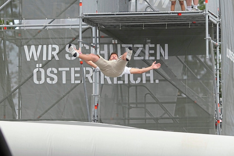 Daredevils could let themselves fall on the army's bag jump. (Bild: Gerhard Bartel)