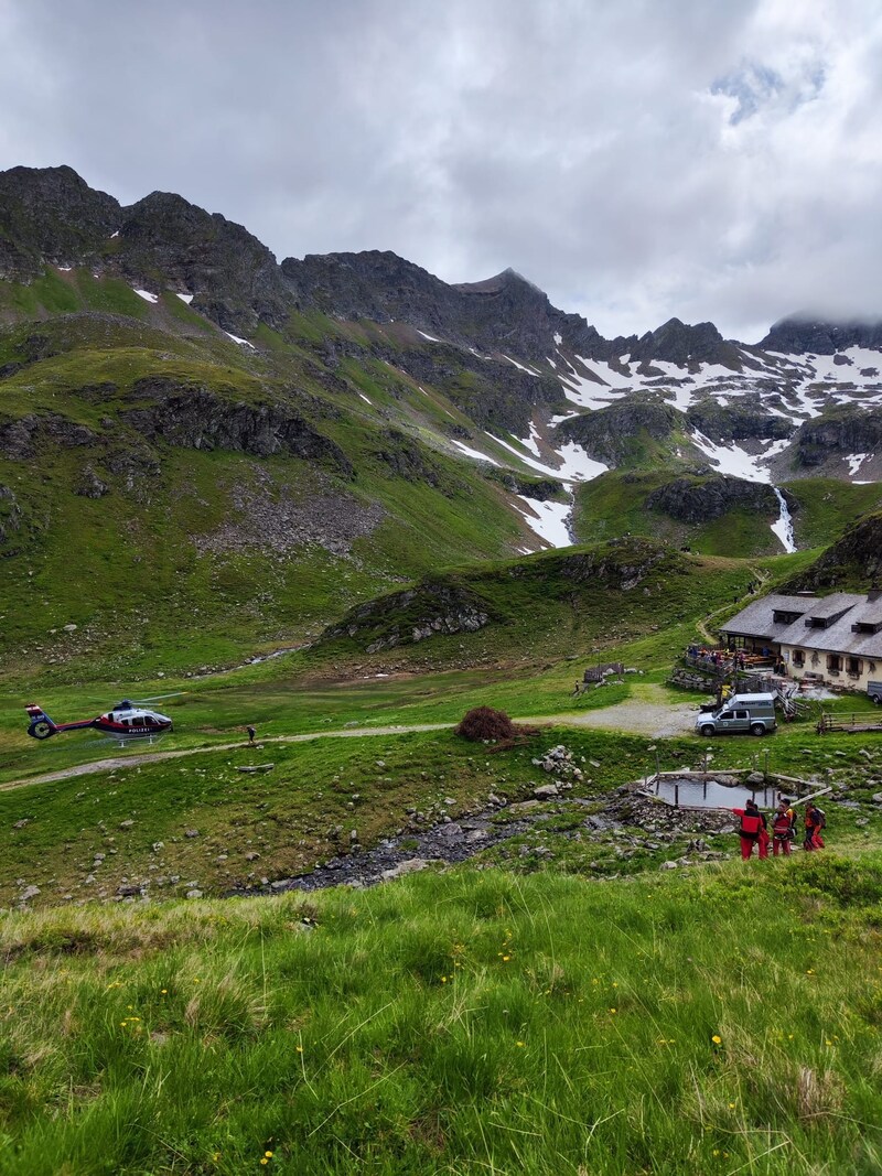 Der mit der Flugrettung „Martin 1“ eintreffende Notarzt konnte nur mehr den Tod des Wanderers feststellen. (Bild: APA/BERGRETTUNG TAMSWEG/KOCHER)