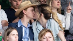 Thomas Brodie-Sangster und Talulah Riley, hier beim Schmusen in Wimbledon, haben Ja gesagt. (Bild: picturedesk.com/Stephen Lock / Eyevine )