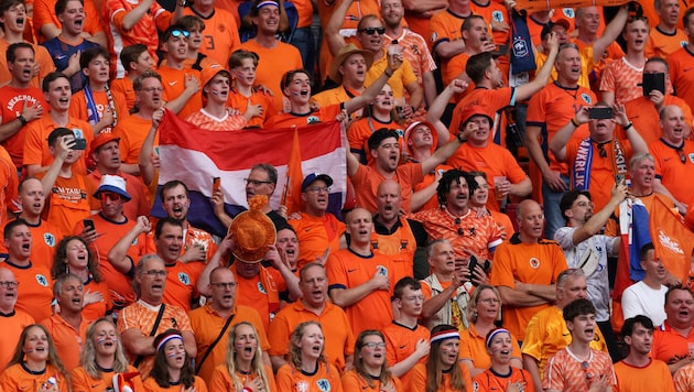 Der niederländische Fußballfan saß schlussendlich doch noch pünktlich im Stadion.  (Bild: Adrian DENNIS)