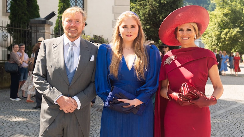 Willem-Alexander király, Amália koronahercegnő és Maxima királynő is eljött, hogy gratuláljon a boldog párnak. (Bild: picturedesk.com/dana / dana press)